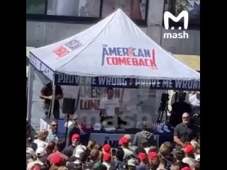 Консервативного активиста и основателя Turning Point USA Чарли Кирка застрелили во время встречи с фанатами в США.  ... (видео)