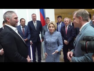 🤗Александр Овечкин зашёл в гости в Совфед    Там он подарил Валентине Матвиенко хоккейный свитер.    Получается, ждём... (видео)