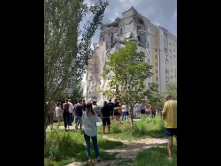Возле дома в Саратове, где прогремел взрыв, собирается толпа — жильцов эвакуируют    Кадры с места ЧП в Саратове —... (видео)