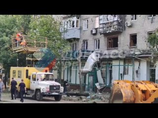 👷♂🇷🇺 Ликвидация последствий обстрела в Киевском районе Донецка    Сотрудники коммунальных служб Донецка оперативно... (видео)