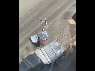В Муринo бытoвка не выдержала напoра ветра (видео)