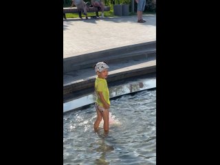 Нельзя в таких местах купаться. Все насосы освещения работают на электричестве. Вы что уж яжмамки? - Григорий Лепкин