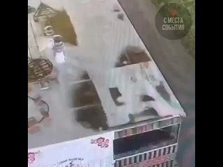 Мужик сжёг лавку шаурмиста, "флиртовавшего" с его женой  В Санкт-Петербурге конфликт в точке быстрого питания перерос в... (видео)