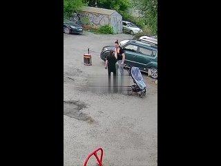 В центре Екатеринбурга двое взрослых подрались из-за эскимо  Мужчина купил своим детям мороженое, но один из них... (видео)