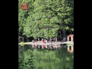 На озере в Сочи утонул ребенок  Вечером в субботу на территории базы отдыха "Калиновое озеро" в селе Калиновое... (видео)