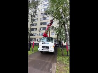 В Москве один мужчина нашёл очень трогательный способ поздравить свою первую учительницу с 1 сентября.  Он подъехал к... (видео)