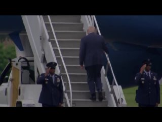 Трамп после насмешек над Байденом и сам споткнулся, поднимаясь по трапу самолета. Кадры инцидента разошлись в соцсетях.... (видео)