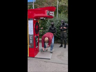 В Екатеринбурге с центральных улиц убирают боксерские груши  Владелец аттракционов работал без разрешения. У него было... (видео)