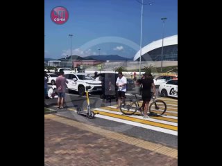 В Сириусе мотоциклист сбил девушку на электросамокате, не спешившуюся на пешеходном переходе    ДТП произошло днем 27... (видео)