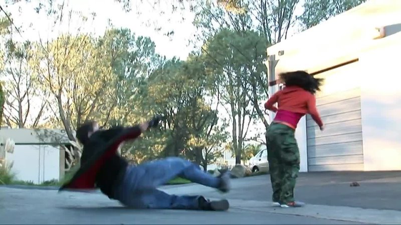 Taekwondo Girl vs Boxing Guy Street Fight