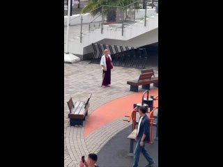 Ситуация на пляже Ривьера 😂    Кто знает, в каком состоянии сейчас бабуля?    📷: annie_mats (видео)