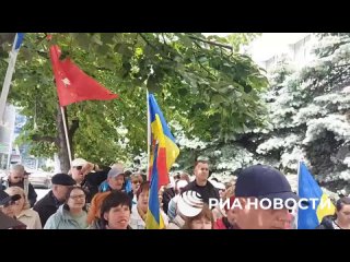 Митинг гагаузов в поддержку Евгении Гуцул проходит в Кишиневе. У здания суда, где сегодня рассмотрят ее дело, собрались... (видео)