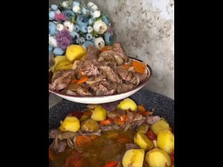 Муж в восторге, ДЫМЛЯМА 👍🔥  На растительное и сливочное масло выкладываем слоями мясо, лук, морковь, болгарский... (видео)