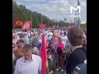 Крестный ход закончился у московского Новодевичьего монастыря — в шествии поучаствовали 40 тысяч человек.  Верующие... (видео)