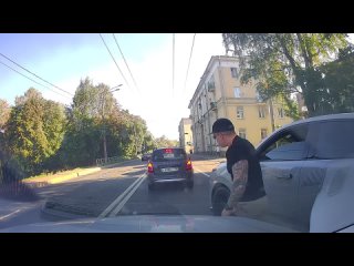 У водителя "Чангана" не получилось перестроиться в правую полосу на Бухарестской и проехать на запрещающий сигнал... (видео)