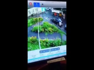 В Екатеринбурге отец с сыном жестоко избили 14-летнего школьника.   Подросток находился в подъезде с друзьями, где... (видео)