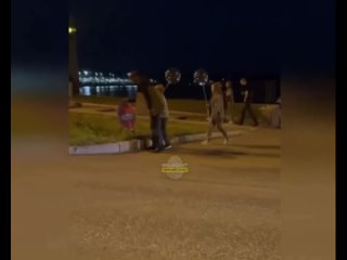 Настоящий урок «как не надо себя вести» устроил папаша из Нижнего Тагила. При собственных детях он спокойно... (видео)