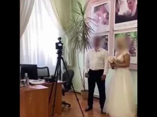 Во время свадьбы был жестко задержан 29-летний мужчина.   Как выяснилось, за несколько дней до свадьбы, он гулял с... (видео)