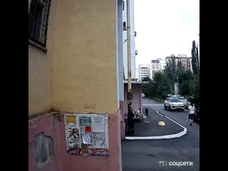 Момент взрыва в жилом доме в Саратове. На кадрах — дети, играющие у соседнего здания. Обломки пролетают в опасной... (видео)