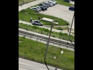 Наглядное видео, почему полицейским в Магнитогорске нужен самокатный батальон  В Магнитогорске мужчина на самокате... (видео)