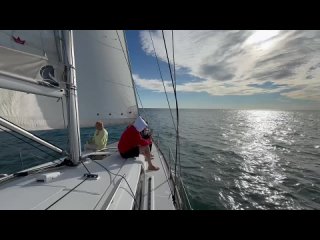 16.10.2025. Сириус📍 Погода супер +18☀️   Ежедневные прогулки на парусных яхтах 1,5 часа мероприятие.  Время: 7:30; ... (видео)