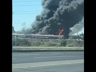 Крупный пожар площадью 1200 квадратов бушует на рынке в Волгограде.  На севере Волгограда охвачен огнём рынок на Нижнем... (видео)
