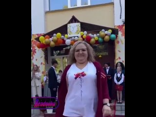 Красную дорожку расстелили учителям из Хабаровска    Школьники повторили популярный тренд и встретили педагогов как... (видео)