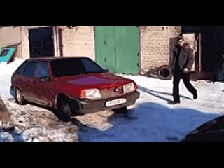 «Заботится только о собственной шкуре, а не о людях»: автоэксперт осудил идею повысить налог на авто старше 15 лет. ... (видео)