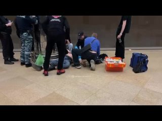 В метро на станции "Ботаническая" стало плохо мужчине  Вызвали медиков. На движение поездов данный инцидент не повлиял.... (видео)