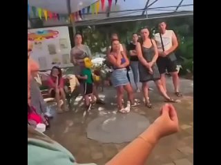 В Батайске воспитателей детсада №9 заставляли красить остановки вместо работы с детьми. По данным СМИ, несколько... (видео)