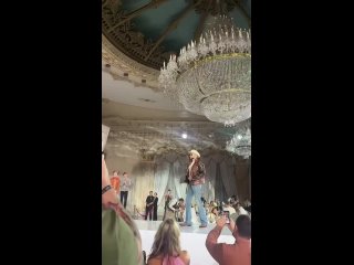 Ирина Дубцова вышла в свет с новым мужчиной  43-летняя певица появилась на модной премии канала Fashion TV в компании... (видео)