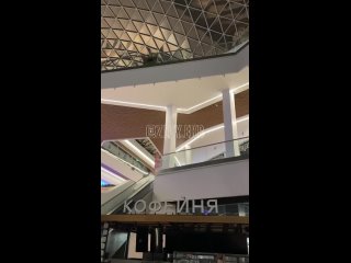 ТЦ Veer mall затопило. Там что-то прорвало и теперь всё в воде. (видео)