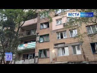 Последствия украинского удара в по жилому дому в Донецке  В Будённовском районе Донецка сотрудники МЧС России спасли 7... (видео)