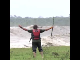 Как водники радуются паводкам.  С пятницей!))  PS.  Админ с командой “Водный туризм» сегодня уезжают на сплав, поэтому... (видео)