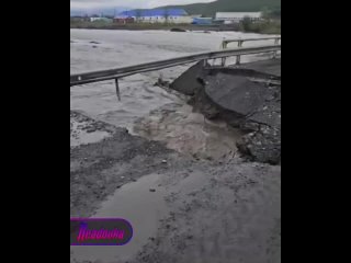 Паводки уничтожили два моста в Магаданской области — движение по федеральной трассе «Колыма» парализовано    Затяжные... (видео)