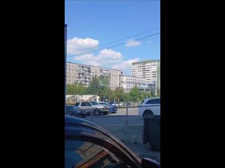 В нашем дворе рабочие тоже сбрасывают мусор с крыш в контейнер, грохот у нас с мая, т.к. крыши ремонтируют - Лидия Вяткина