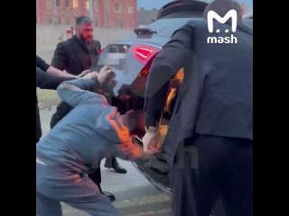 "Пожалуйста, помогите"  Неизвестные люди в костюмах запихнули мужчину в багажник "Мерседеса" с номерами АМР и мигалками... (видео)