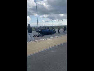 В микрорайоне Солнечный заметили перевернутый автомобиль   Проезжающие мимо автомобилисты убрали машину с дороги... (видео)