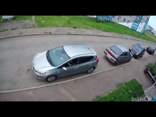 🐱 Из-за котенка девушка опоздала на работу    Пушистик запрыгивал в машину или ложился под колеса.    Девушке повезло,... (видео)