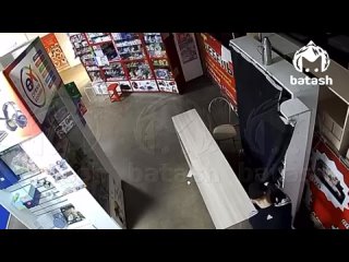 12-летний пацан обнёс вейпшоп на 14 тысяч в Башкирии  Юный фанат дудок и адиков зашёл в магазин, набил сумку жижами и... (видео)