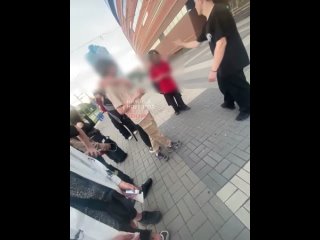 Ох уж эти детки! По сети разошлись кадры жесткой драки подростков около ТЦ «Небо».  Они устроили разборки с кулаками... (видео)