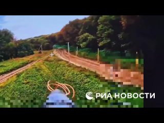 Оператор FPV-дрона группировки "Север" нашел брешь в защите фронтовой дороги. Он залетел внутрь и, как Люк Скайуокер по... (видео)