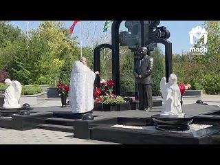🙏🏻 Панихида по первому Главе ДНР Александру Захарченко прошла на кладбище в Донецке.    Ровно семь лет назад он погиб... (видео)