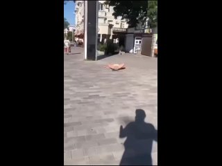 🔞В Ростове девушка сняла трусы и улеглась на асфальте, полностью раздвинув ноги — шокированный парень не знал как... (видео)