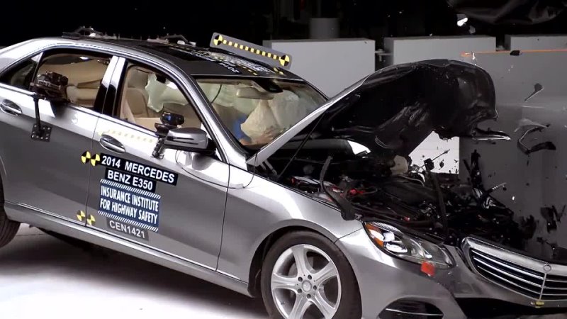 2014 Mercedes Benz E Class 4 door sedan small overlap IIHS crash