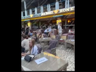 В одесских пабликах появилось видео, как парень прилюдно ублажал студентку после сдачи экзаменов.   Парочку не смущали... (видео)