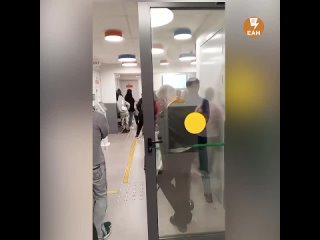 «Дети сидят на полу»: горожане пожаловались на огромные очереди в новой больнице на Уралмаше.  Открытая всего неделю... (видео)
