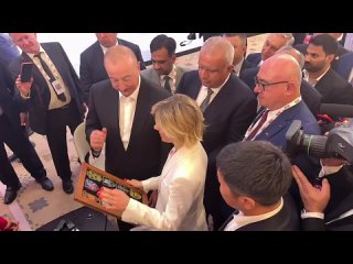 🤔Журналистка подарила Алиеву шевроны украинских националистических подразделений    Президент Азербайджана Ильхам... (видео)