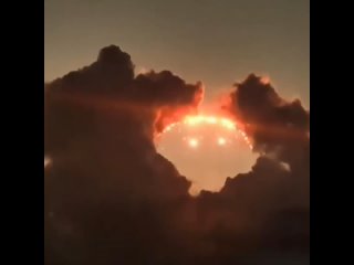 В Китае очевидцы запечатлели необычное небесное явление. Там в закатных лучах облака сложились в странную фигуру,... (видео)
