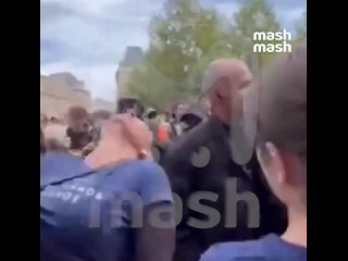 Масштабные протесты против политики жёсткой экономии — во Франции. Участники "Заблокируем всё" перекрывают дороги,... (видео)